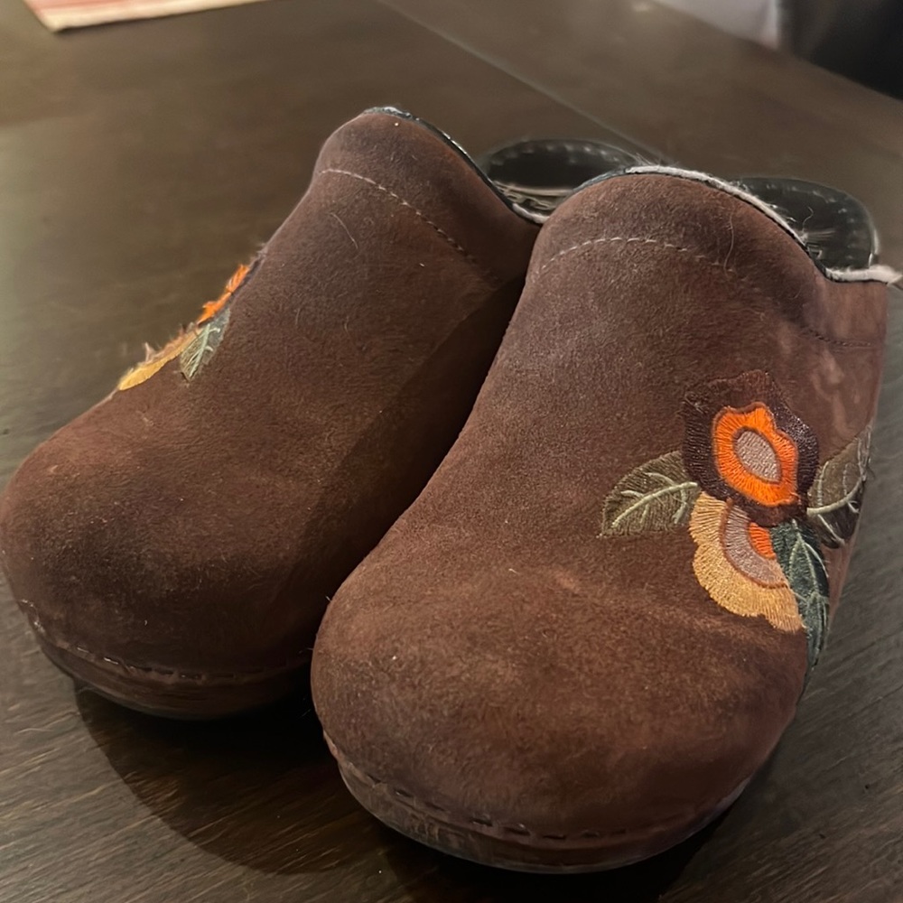 Brown with flowers danskos